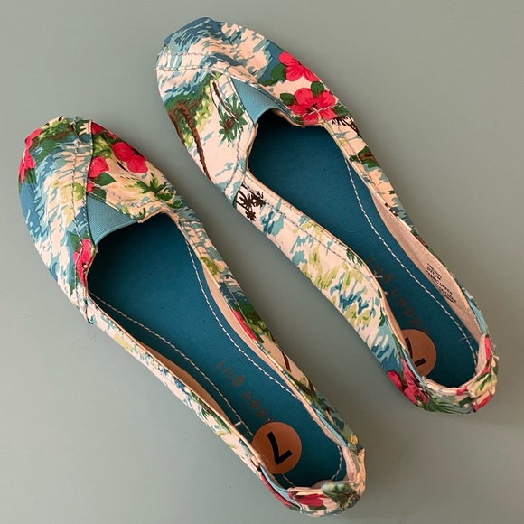 New Madden Girl Hawaiian Print Slip-On Flats - Picture 1 of 6